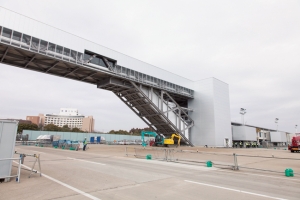 飞行机が下を通れる空中回廊