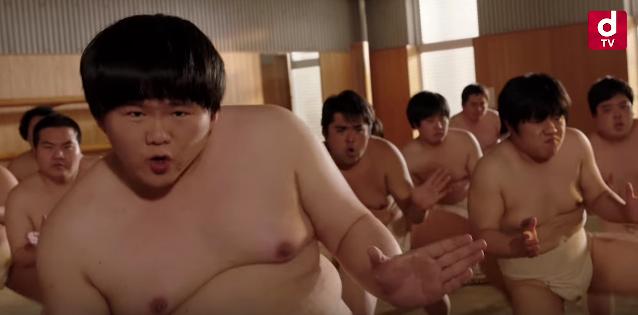 假声男高音小胖・林育群主演的相扑剧『DOSUKOI音乐喜剧』的独特奇幻世界超猛！！ 