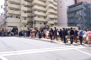 〈记者が実测！〉108人待ち！