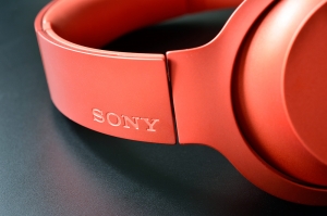 デザインのSONYが全力投球した！モバイル対応ヘッドフォン『h.ear on』
