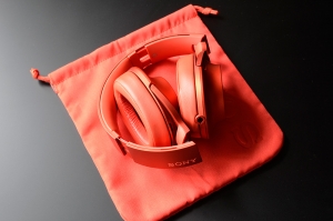 デザインのSONYが全力投球した！モバイル対応ヘッドフォン『h.ear on』