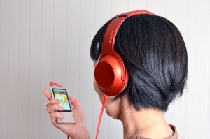 デザインのSONYが全力投球した！モバイル対応ヘッドフォン『h.ear on』