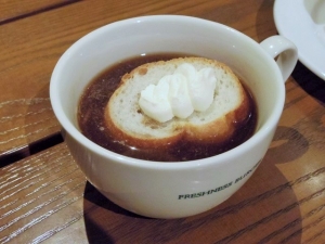 採用国内生産新鲜蔬菜比率为100％、业界第一的低糖分小圆麵包、目标为新鲜汉堡，健康的汉堡组合
