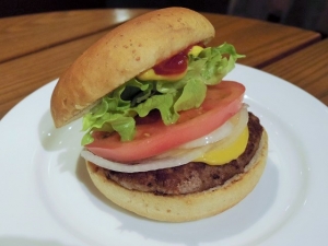 採用国内生産新鲜蔬菜比率为100％、业界第一的低糖分小圆麵包、目标为新鲜汉堡，健康的汉堡组合