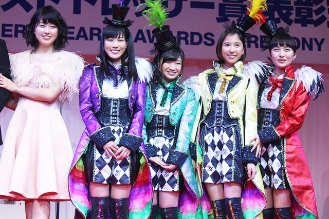 桃色幸运草Z（左起佐佐木彩夏、高城蕾妮、有安杏果、玉井诗织、百田夏菜子）