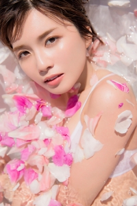 「裸にオーバーオール」にも挑戦した写真集が発売前重版「AAA」宇野実彩子の魅力に迫る！