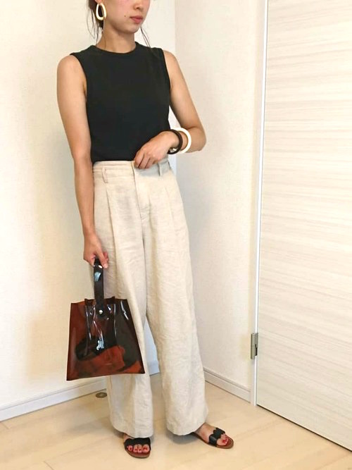 UNIQLO亚麻混纺宽版裤的黑白色调穿搭