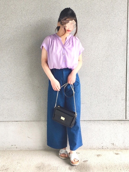 UNIQLO简约牛仔裤，搭配鲜丽衬衣