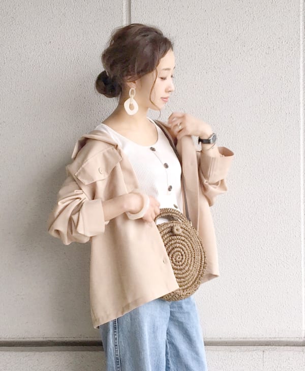 衬衫式外套搭配 GU 坦克背心与 UNIQLO 牛仔裤