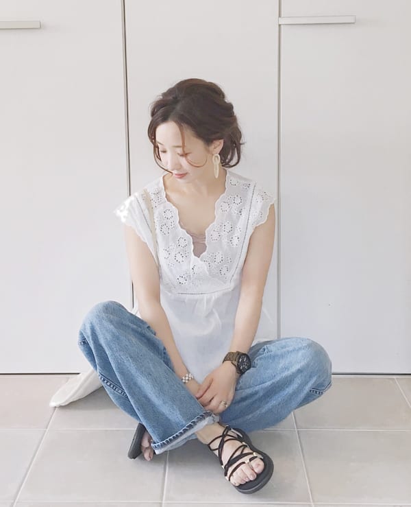 蕾丝白色衬衣搭配 UNIQLO 宽版牛仔裤与运动凉鞋