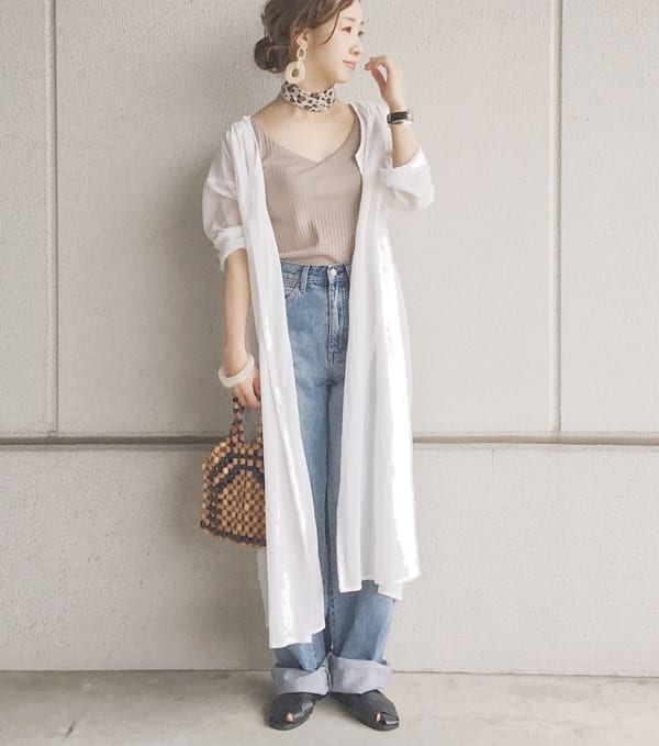 GU 白色长版开襟衬衫搭配 UNIQLO 牛仔裤