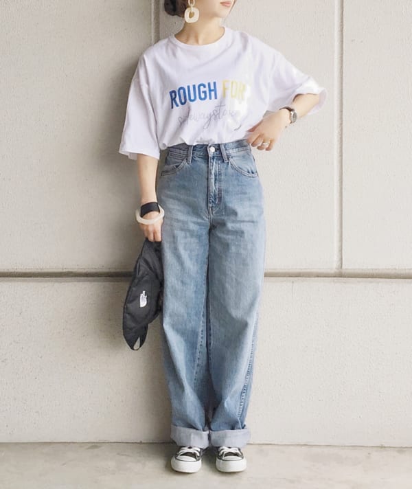 宽鬆 LOGO T 搭配 UNIQLO 高腰牛仔裤