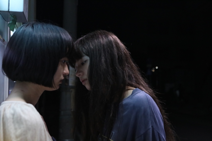 【再见了，唇】剧照-一场小松菜奈(右)和门脇麦(左)激烈争吵后的女女吻戏，更是全片最大高潮