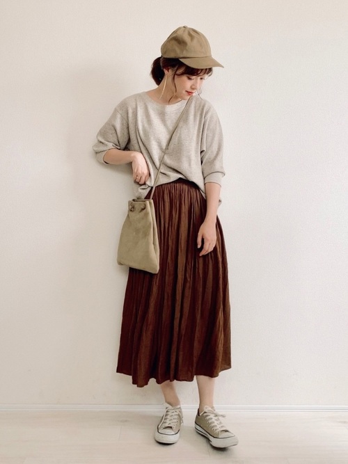 UNIQLO 棕色打褶长裙的运动风自然色调穿搭