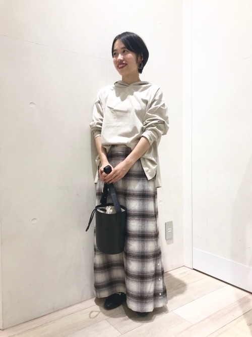 上衣扎进笔直长裙