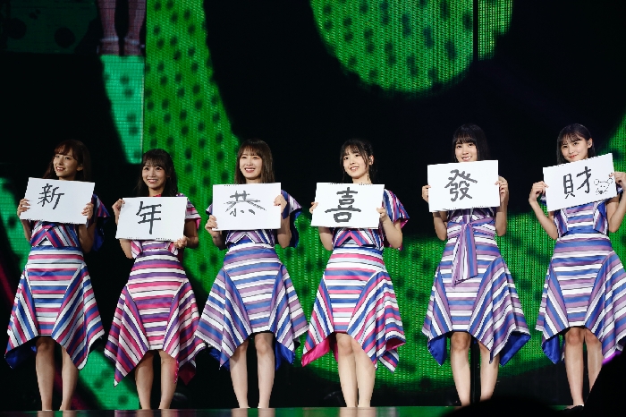 乃木坂46 在演唱〈性急的蜗牛〉时带上「新年恭喜发财」的背05 乃木坂46 在演唱〈性急的蜗牛〉时带上「新年恭喜发财」的背板给予歌迷最应景的祝贺给予歌迷最应景的祝贺