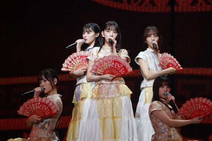 乃木坂46 换上融合了旗袍风格的华丽裙装带来〈髮夹〉等热门单曲