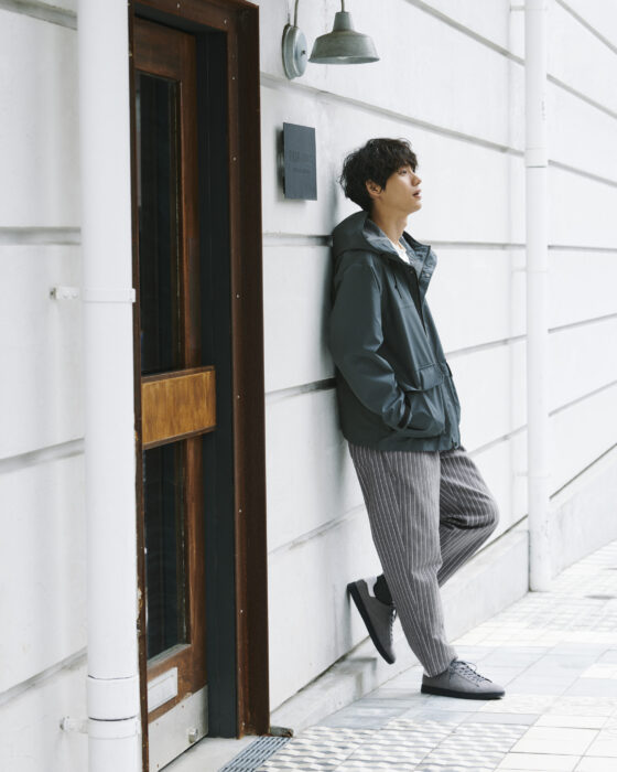 GU男装2020秋冬新形象代言人福士苍汰示範GU Chef Pants主厨裤系列穿搭，以具休闲感的湖水绿套搭配锥形设计的灰白相间条纹Chef Pants主厨裤，打造假日休闲时最舒适的造型。