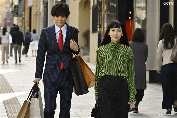 KKTV跟播日剧《要是当时吻了他》松1坂桃李饰演废柴店员，爱上美女漫画家麻生久美子